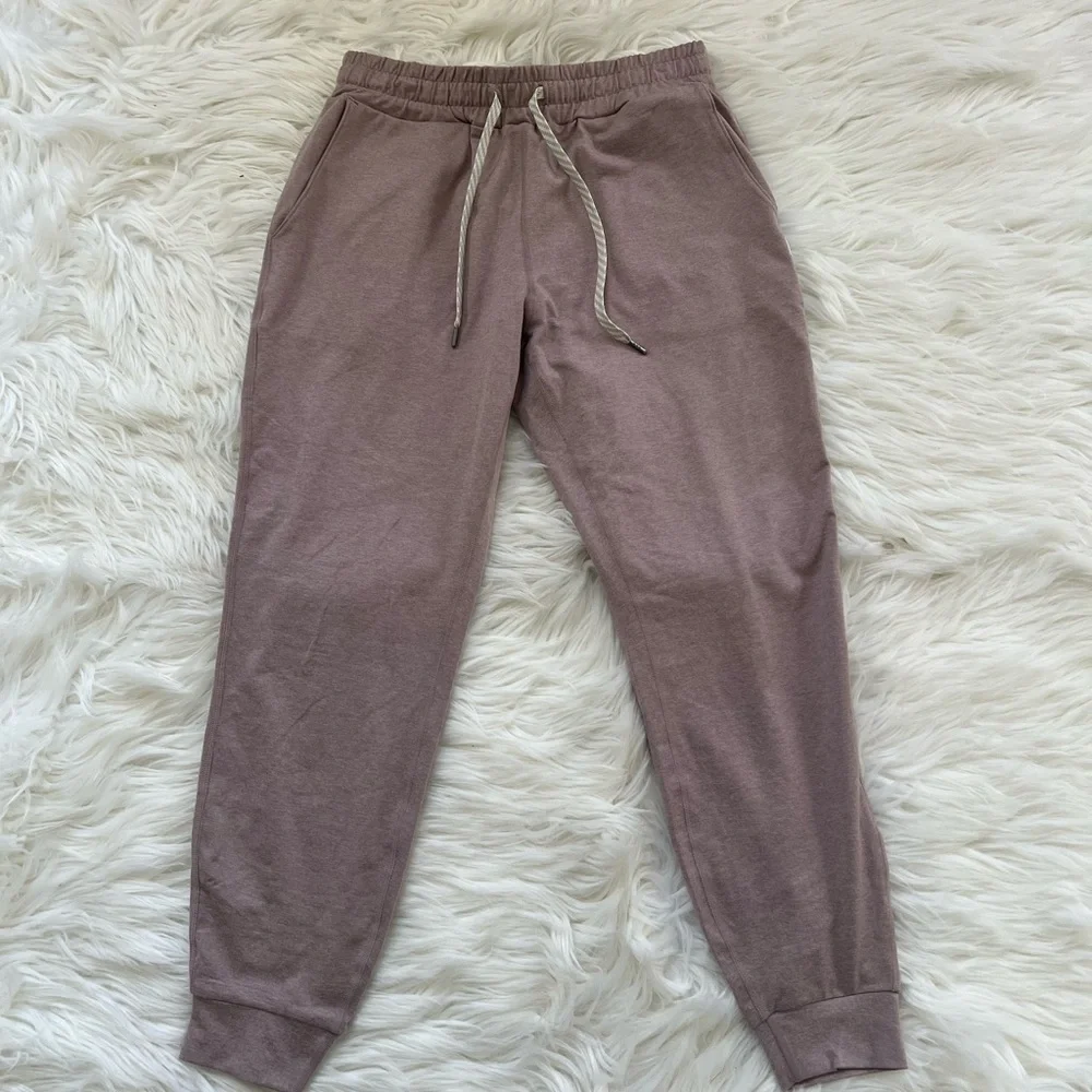 Vuori Performance Jogger in a Dusty Mauve size XS - Picture 3 of 8